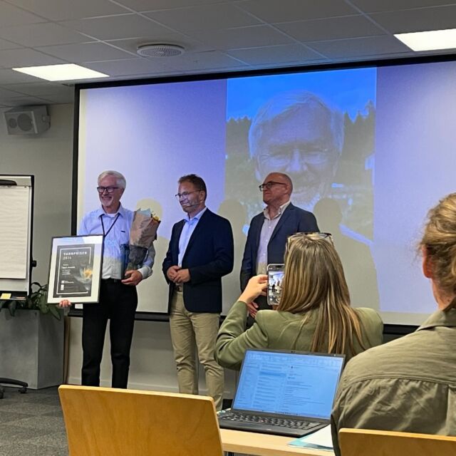 Gratulerer til Bent Braskerud med Vannprisen 2024!🌟
I dag deltok vi på seminaret «Naturbaserte løsninger for behandling av avrenning fra landbruk og urbane områder» hos @oslovann, hvor Bent mottok prisen for sitt mangeårige engasjement og nytenkning innen #overvannshåndtering. 

Bent har gjennom årene vært en ledende stemme innen #overvannshåndtering og vært med å utviklet innovative løsninger spesielt tilpasset urbane miljøer. Han er faktisk kjent som “regnbedets far” i Norge, etter å ha anlagt landets første regnbed på egen tomt for flere år tilbake. Bent begynte sin lange karriere med vannløsninger i landbruket, og under seminaret fikk vi høre flere inspirerende innlegg om vann og #naturbaserteløsninger for både byer og landbruk. Vi fikk også dele litt om vårt arbeid med @sognhagelab . 

Det var et interessant, rørende og lærerikt seminar, fylt med historier om hvordan Bent har inspirert og påvirket mange 🌿💧 Vi satser på godt samarbeid i årene framover også! 😊

@nivaforskning @sogn_hagekoloni